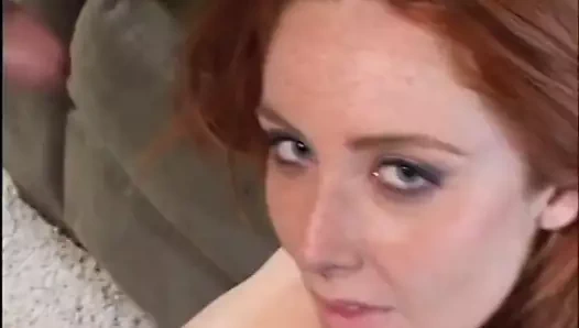 Kız gets becerdin doggystyle bükülmüş üzerinde kanepe ile büyük horoz