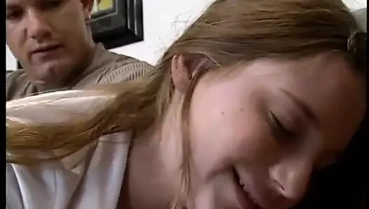 Azgın genç kız sıkı amcığını siktiriyor