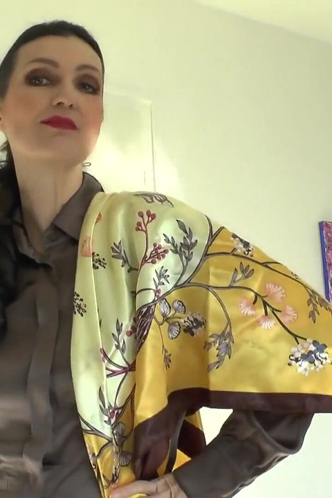 Lady Victoria Valente zarif, renkli ipek atkıları gösteriyor