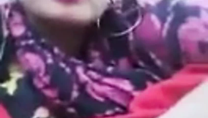 Gerçek Hintli kadın gösteriliyor