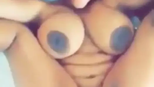 Büyük memeler, güzel siyah areolalar