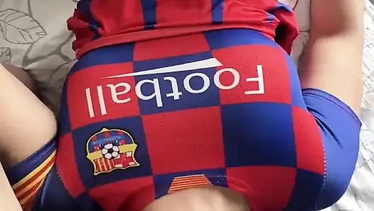 Büyük götlü ateşli ponpon kız iki yarakla sikişiyor