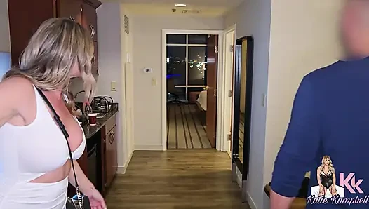 Orta yaşlı seksi kadın otel yabancıyla sikişiyor