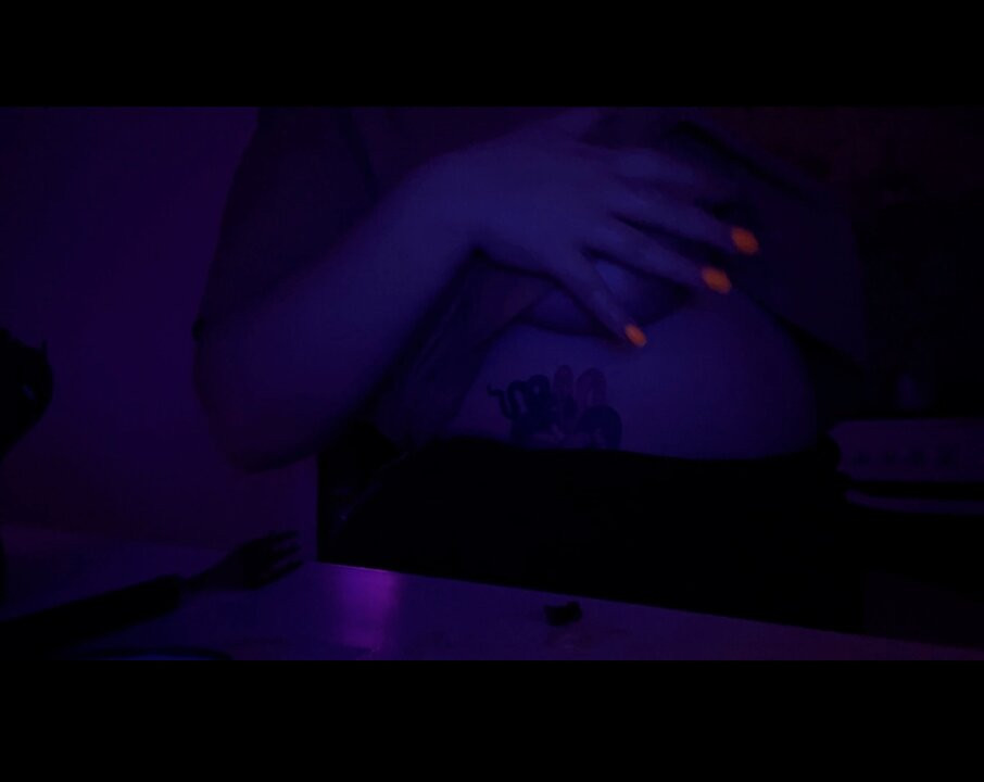 Liawin - busty genç bir nargile çekiç