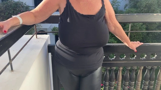 Bayan olgun ayaklar parti için giyinmiş