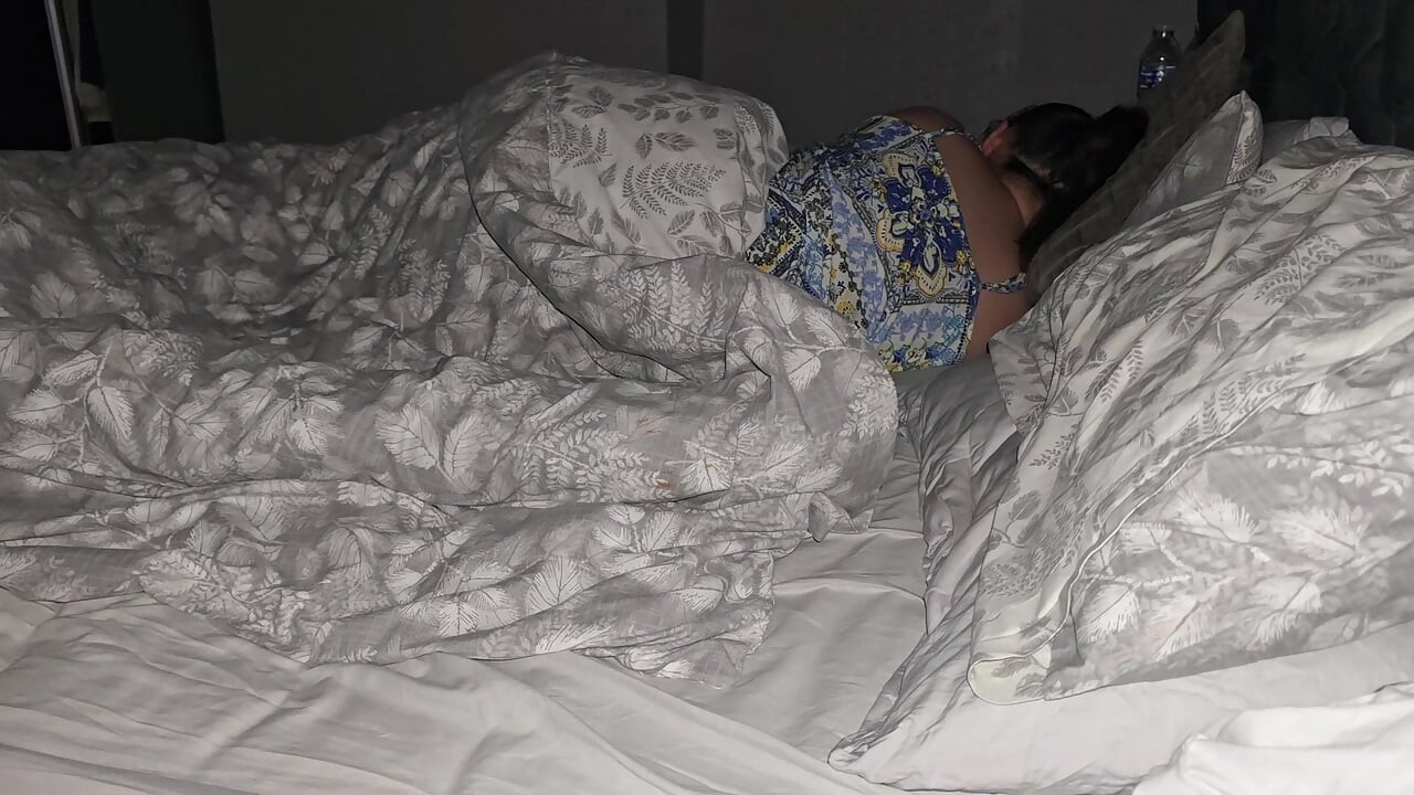Step mom sneaking into step mom room and asked to handjob his dick