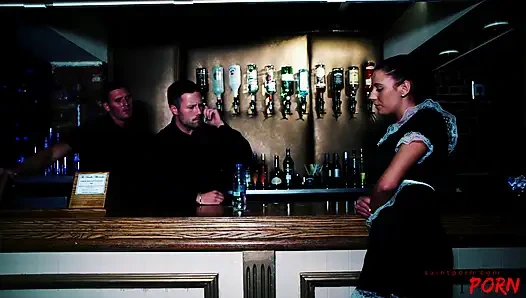 Jessica Martinez başka bir hizmetçi izlerken sikiliyor