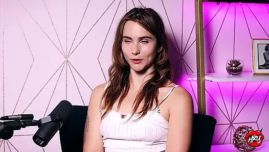 Ophelia Fae yetişkin eğlencesinde lezbiyen olarak gerçek kalmaya devam ediyor