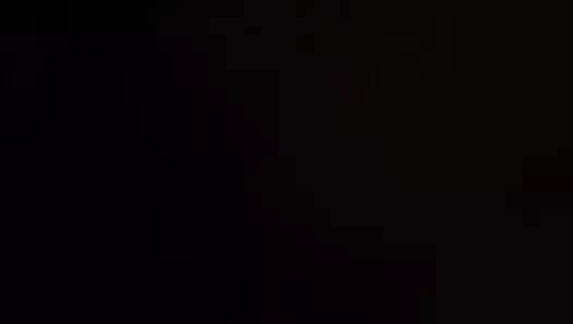 Josee avec un jeune homme devant son mari