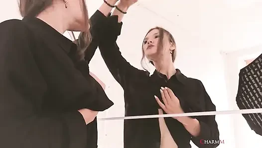 Uzun bacaklı model polina külot ve yüksek topuklu videoda aynada