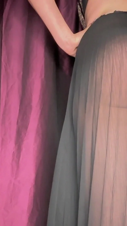 Transparan siyah elbise içinde osuruyor