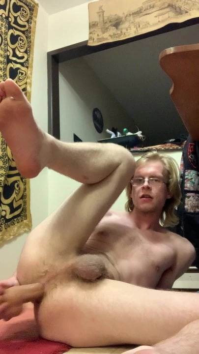 Azgın çocuk tek başına götünü sikiyor