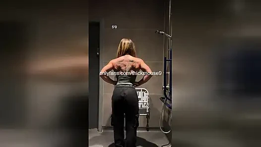 Une fille musclée dans un gangbang se fait défoncer la chatte dans une salle de sport par Jocks