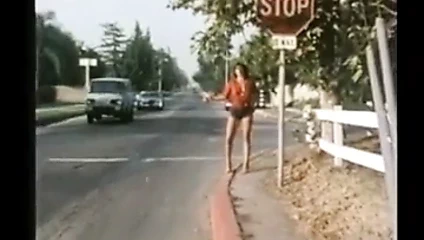 Kadın otostopçu limuzine biniyor