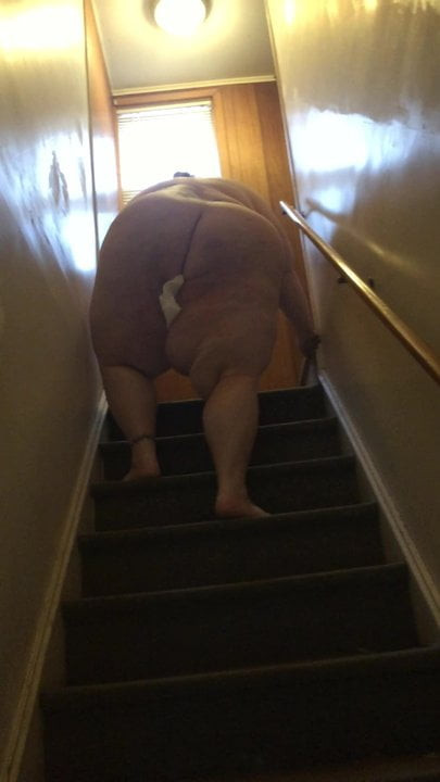 Ssbbw anne merdiven çıkma