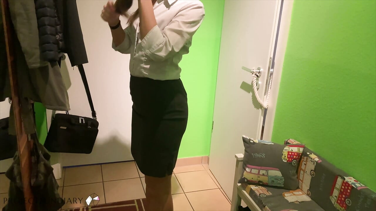 Evli kadın işten önce iş yerinde sikiliyor