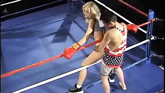 Tombul vücutlu şehvetli sarışın derin anal sikişiyor