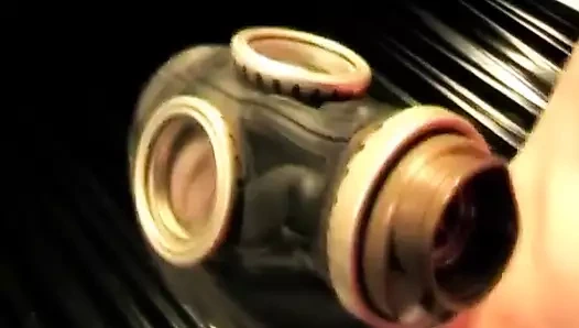 Sapık sürtük gaz maskesinde en sevdiği dildoyla tek başına mastürbasyon yapmayı seviyor