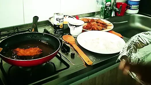 Pablon3grobar - gırtlağına kadar yarakla yemek yapıyor