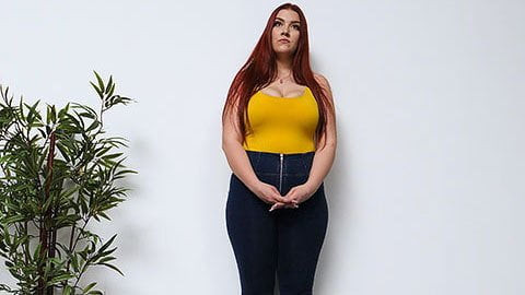 Büyük memeli Pawg takvim seçmeleri sırasında creampied