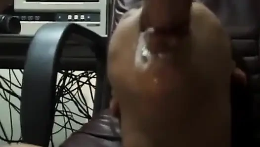 Ateşli esmer hatun büyük yarağı emiyor ve yüzüne boşalıyor