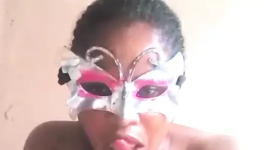Afrikalı kadın amına dokunuyor