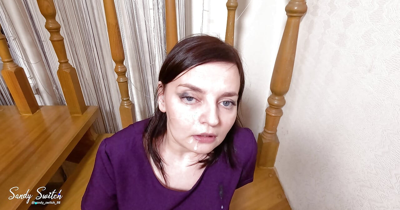 Islak amcık: merdivenlerde orta yaşlı seksi kadınla ateşli seks