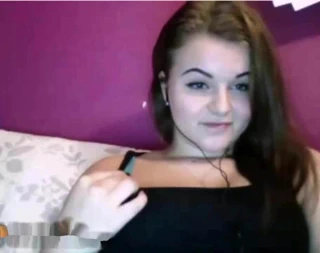 güzel genç kız gösteri göğüsleri