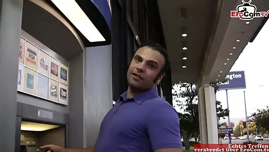 Sıska koyu saçlı genç ile küçük doğal göğüsleri aldı yukarı