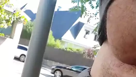 Sikim açık havada sokakta yürürken 5