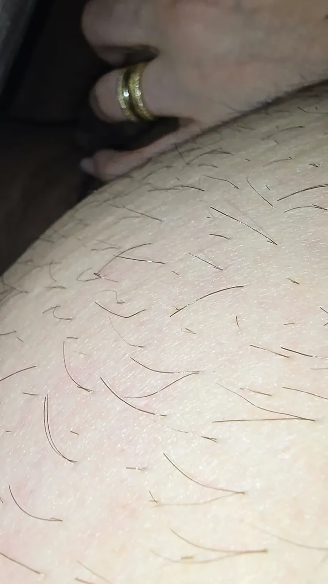 Üvey annenin harika bir elle muamele ile o küçük yarağa bakmasına izin ver