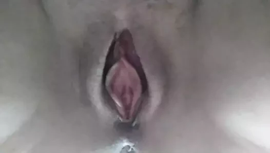 Üvey babam yan odadayken ıslak amımla oynuyorum