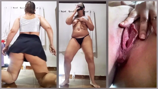 Kıyafetlerini, eteğini ve siyah külotunu çıkarıyor