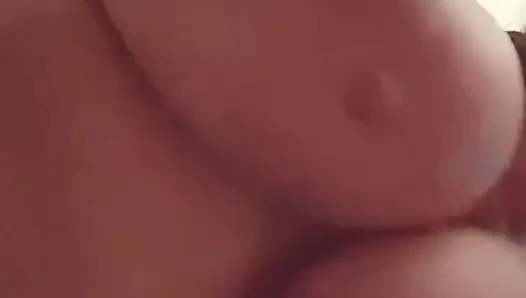 Onun büyük göğüsleri sıçrayan