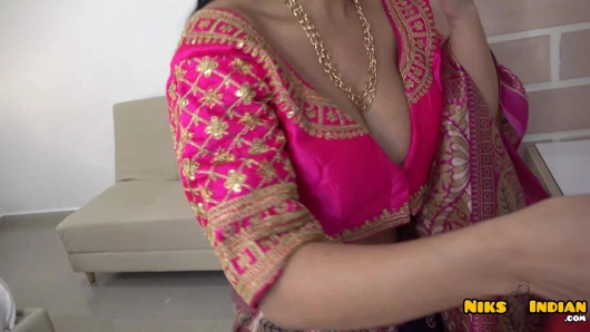 Büyük memeli Hintli MILF, Saree Choli'yi çıkarıyor ve Devar Ji ile sikişiyor