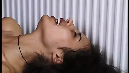 Harika göğüsler ile egzotik esmer iyi bir sikişmekten hoşlanır ve cum yiyor