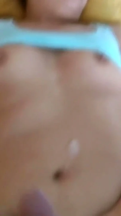 Porno izlerken mastürbasyon yaptıktan sonra üvey anneme amına ve götüne üç büyük yük boşaltıyorum. | Klip 2