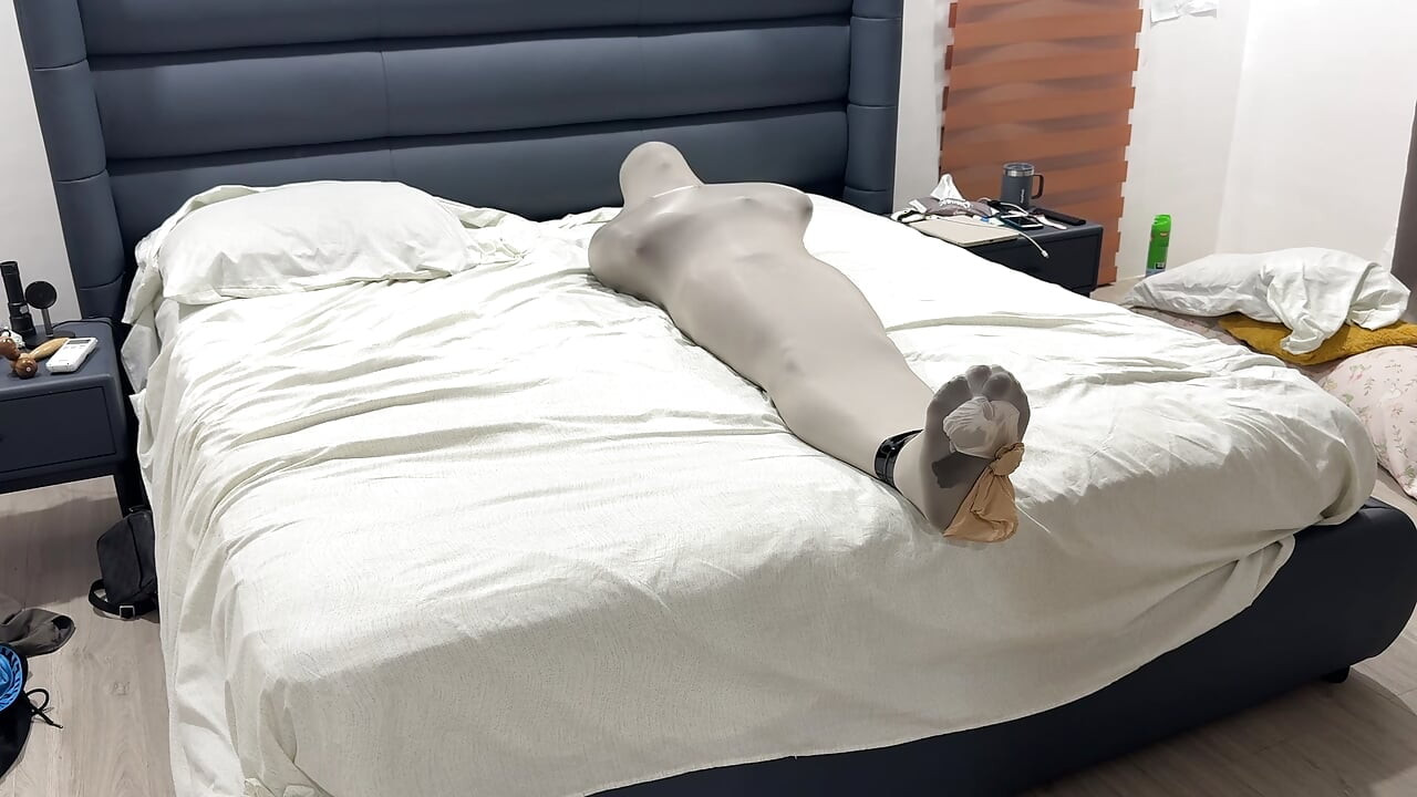 Külotlu çoraplı koza içinde mumyalanmış naylon içinde kaplanmış savunmasız
