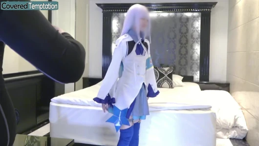Cosplay anı ince bir yeni gelen oyuncu merakını keşfederken utangaç heyecan uyandırıyor