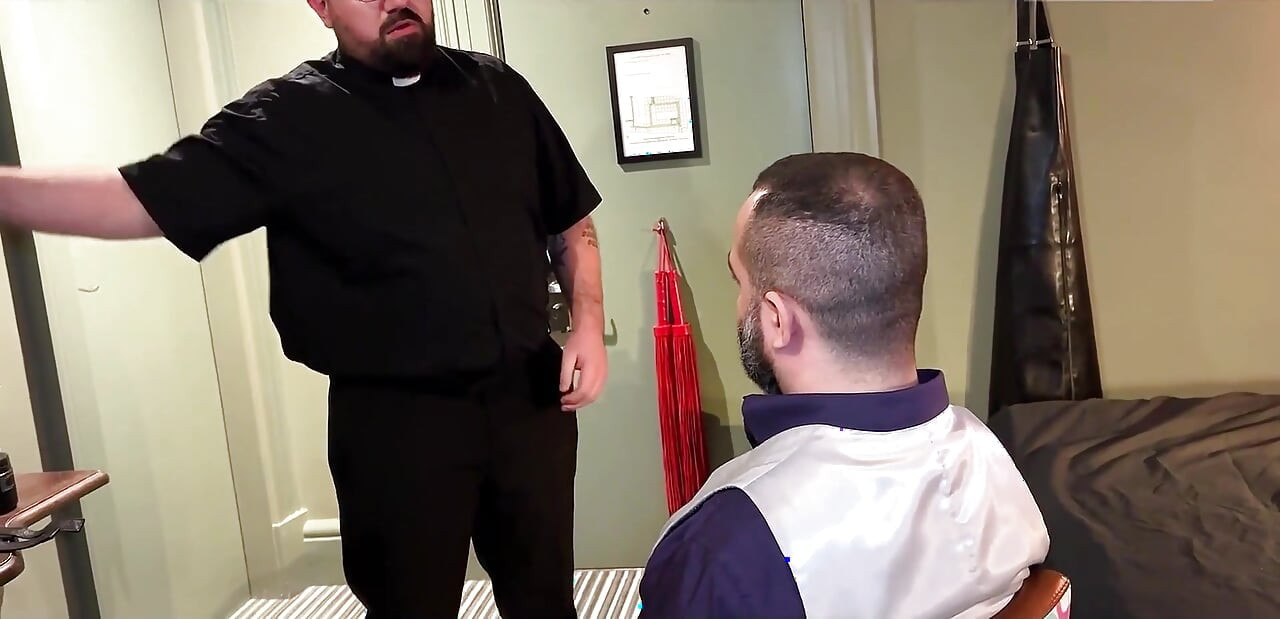 Assorcist: eşcinsel ayı rahip bdsm