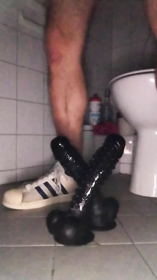 Kamu tuvaleti, iki dildo azgın,