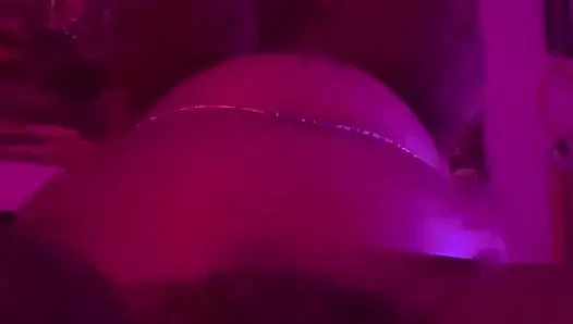 Yalnız zenci dildoya biniyor