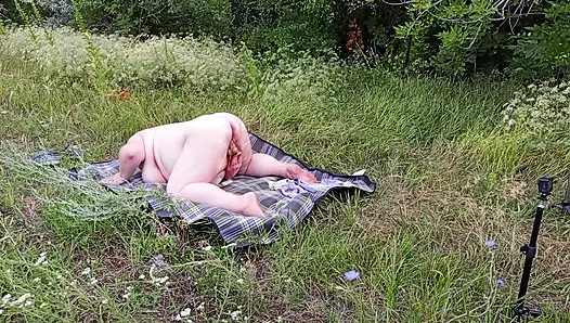 Şişman kız halka açık bir yerde oyuncaklarla amına mastürbasyon yapıyor