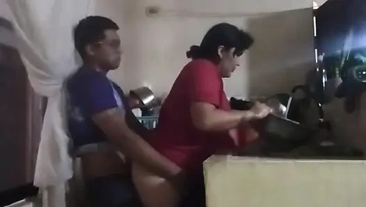 Karım oturma odasındayken hizmetçiyi mutfakta sikiyorum