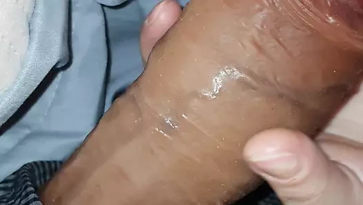 Üvey anne üvey oğluna 9 inçlik büyük yarak gördü ve ona hemen mastürbasyon yapıyor