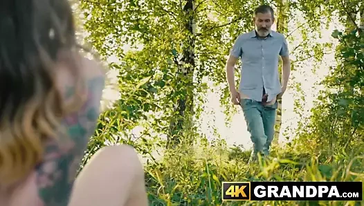 genç bebeğim kırlangıçlar ve sürme eski büyük horoz açık havada