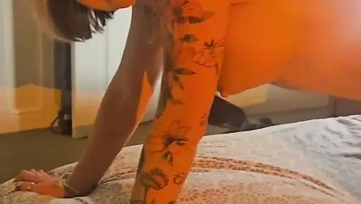 Yüksek çizmeli seksi ateşli genç erkek avcısı sikiliyor