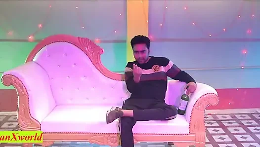 Ofis patronu güzel kız arkadaşımı sikiyor! Hintli patron seks