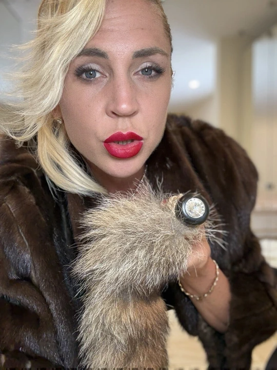 Kendi yaptığım tıkacı biliyor musun? Kürk sever misin? 
Kürk sever misin? 

Kate Monroe