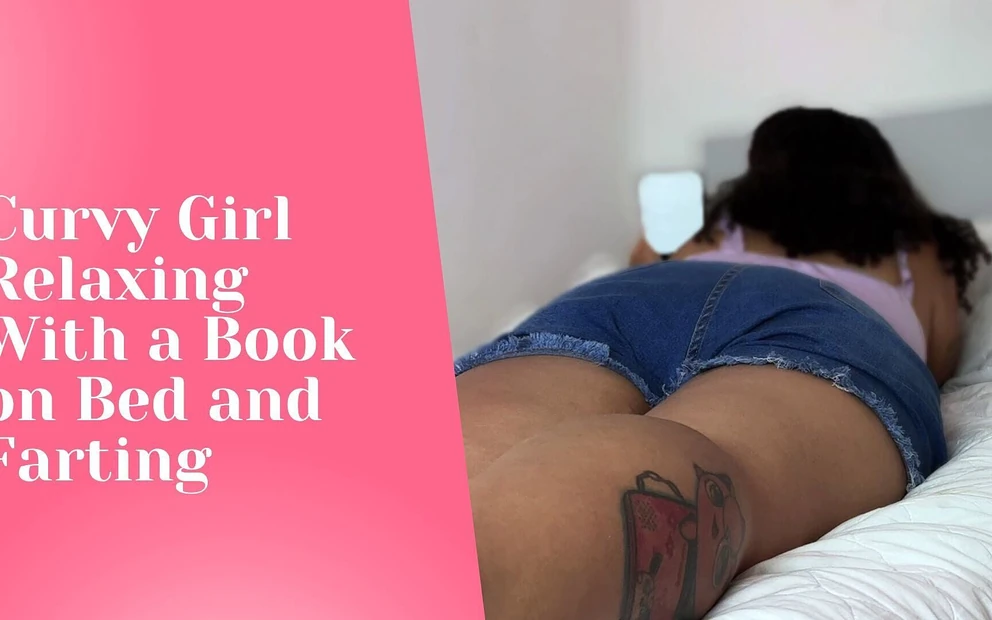 Фигуристая девушка расслабляется с книгой на кровати и пердит
